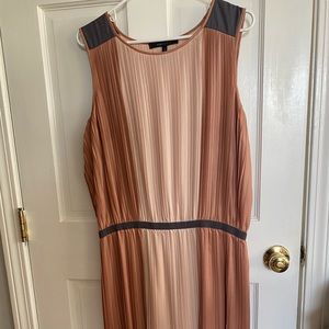 BCBG MAXAZARIA Gorgeous ivory + dusty rose pleated dress. Size 10